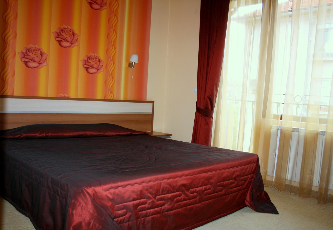 Karnobat Hotel Elegant מראה חיצוני תמונה